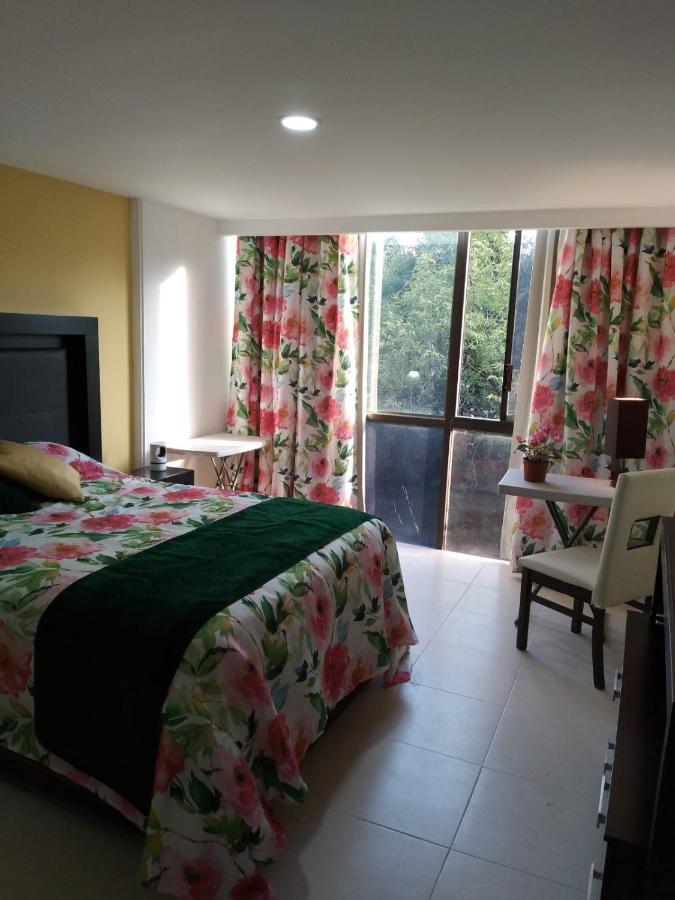 Charming Sunny Bedroom Overlooking Beautiful Amsterdam Avenue In Best Condesa Area Mexikóváros Kültér fotó